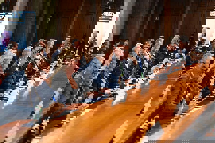 persone intorno a un tavolo